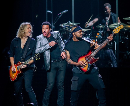 Lionel Richie makes it look more than easy | mcarchives.com