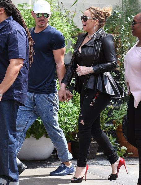 Mariah lovingly holds hands with toyboy Bryan Tanaka | mcarchives.com