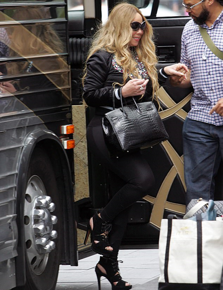 Mariah Carey exits tour bus in Toronto | mcarchives.com