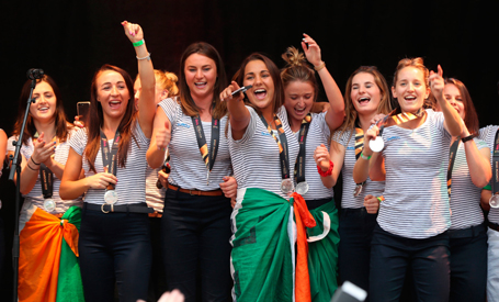 Irish ladies' hockey team singing one of Mariah's songs | mcarchives.com