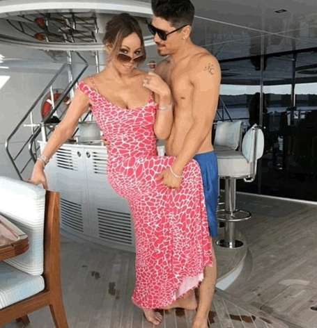 Mariah Carey poses on a yacht with her dancer beau | mcarchives.com