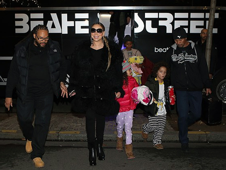 Mariah Carey touches down in Paris | mcarchives.com Mariah Carey touches down in Paris | mcarchives.com