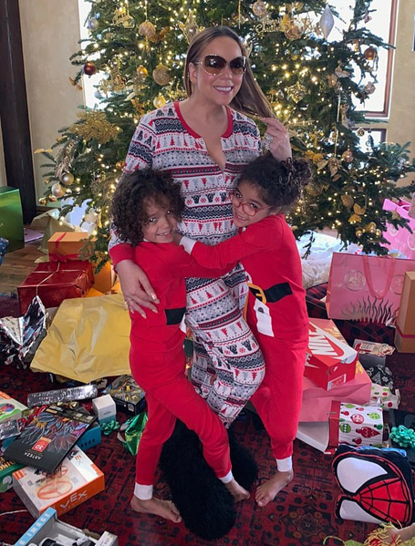 Mariah poses with Monroe and Morocco on Christmas | mcarchives.com