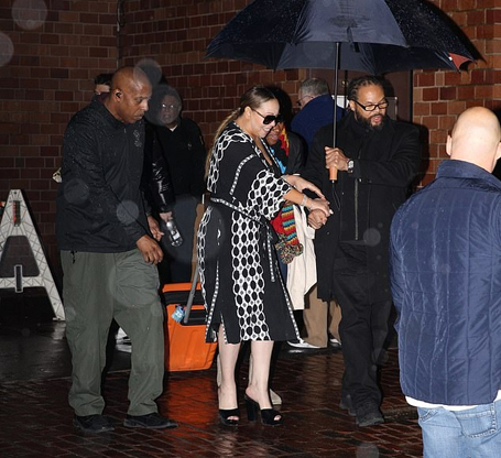 Mariah greets fans who waited in the rain after concert | mcarchives.com