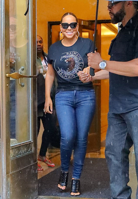 Mariah Carey is forced to walk in rainy New York  | mcarchives.com