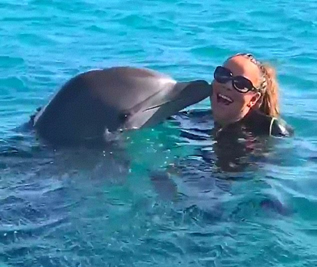 Mariah Carey on holiday in the Caribbean | mcarchives.com