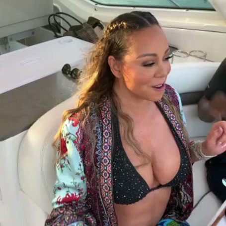 Maxwell reppin' Mariah Carey sweatin' | mcarchives.com