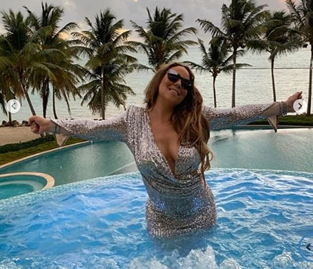 Mariah Carey jumps into a hot tub | mcarchives.com