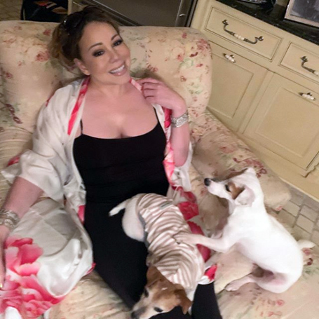 Mariah has a chaise lounge in the middle of her kitchen | mcarchives.com