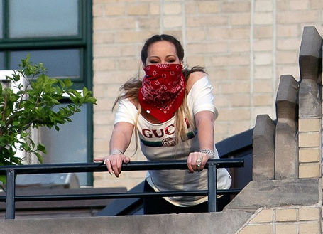Mariah Carey wears bandana as a mask | mcarchives.com Mariah Carey wears bandana as a mask | mcarchives.com