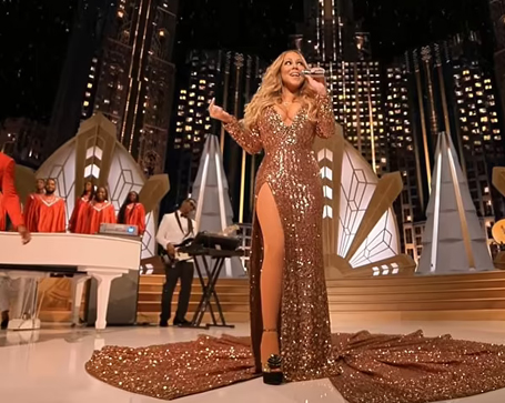 Mariah Carey's insanely heavy Christmas special dress | mcarchives.com