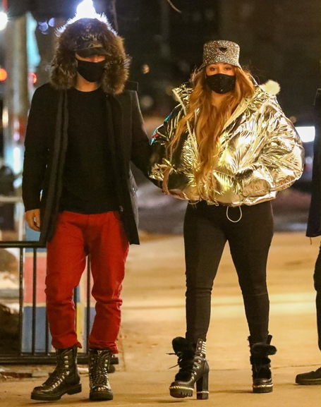 Mariah and Bryan bundle up for romantic stroll | mcarchives.com