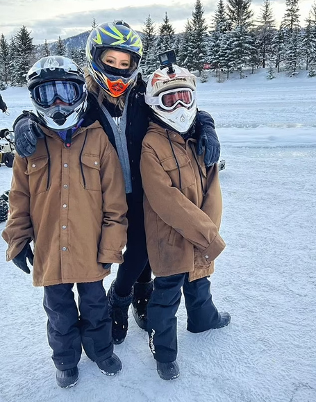 Mariah Carey plays in the snow with her twins | mcarchives.com