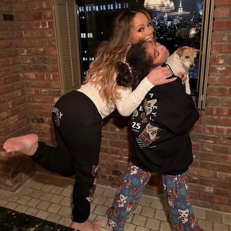 Mariah Carey goes barefoot in cozy sweats  | mcarchives.com