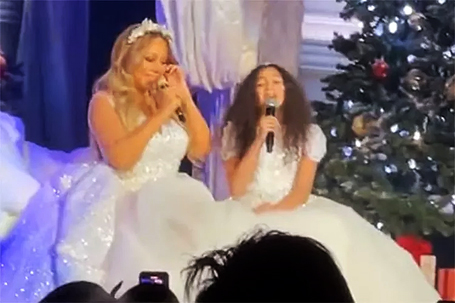 Mariah joined by Monroe for duet at Toronto Show | mcarchives.com