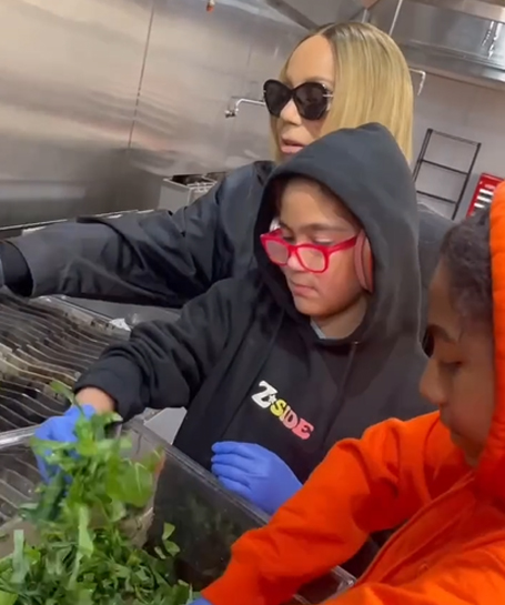 Mariah Carey cooks her traditional Anointed Greens | mcarchives.com