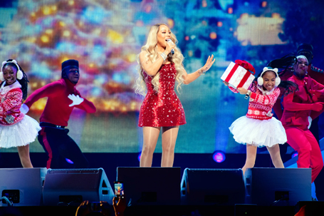 Mariah Carey brings holiday cheer to Little Caesars Arena | mcarchives.com