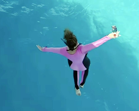 Mariah Carey Takes a celebratory splash in the ocean | mcarchives.com