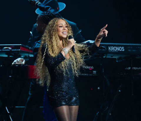 Mariah performs All I Want for Christmas Is You in Manila | mcarchives.com