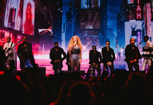 Mariah repeats old stage stunt at Fridayz Live in Brisbane | mcarchives.com