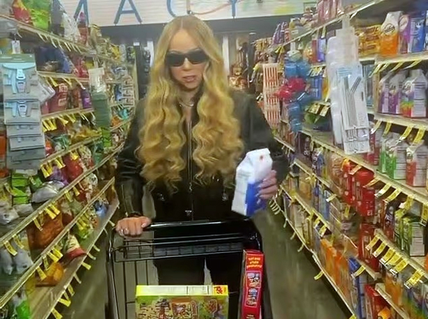 Mariah Carey hits the grocery store to do a weekly shop | mcarchives.com
