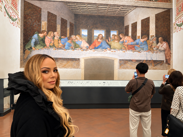 Mariah Carey's photo with The Last Supper painting | mcarchives.com