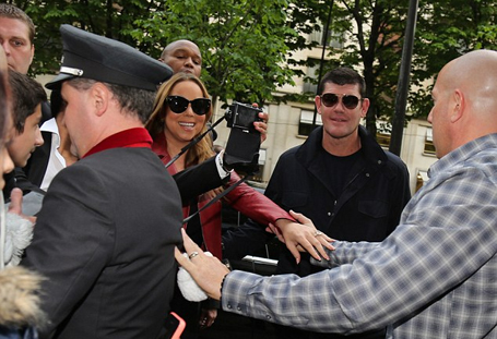 Mariah enjoys Paris night out in glittery gold mini-dress | mcarchives.com